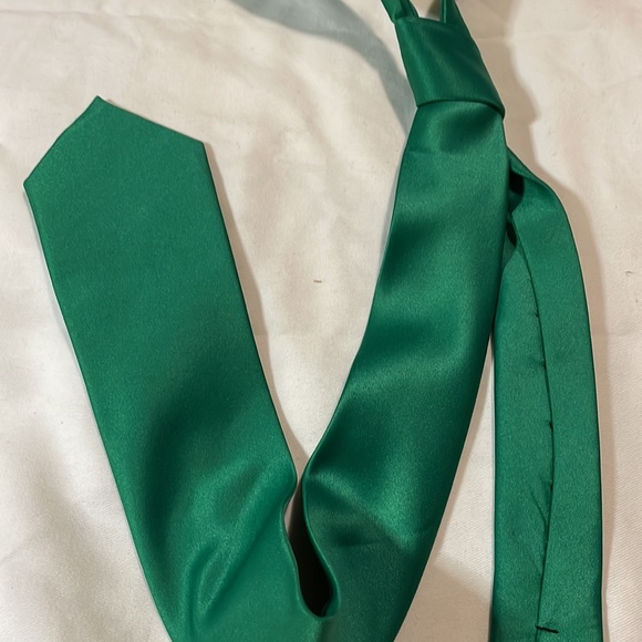 Green tie 💚 - Picture 3 of 4